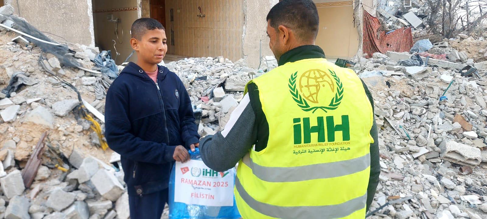 İHH her gün 165 bin Gazzeliye iftar yemeği dağıtıyor