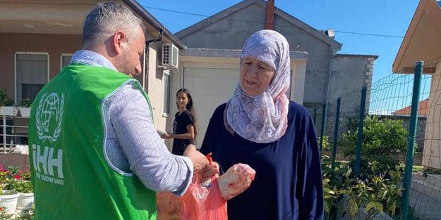 İHH Karadağ'da kurban dağıtımı gerçekleştirdi
