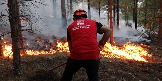 İHH, önce yangına su taşıdı, şimdi ise yaraları saracak