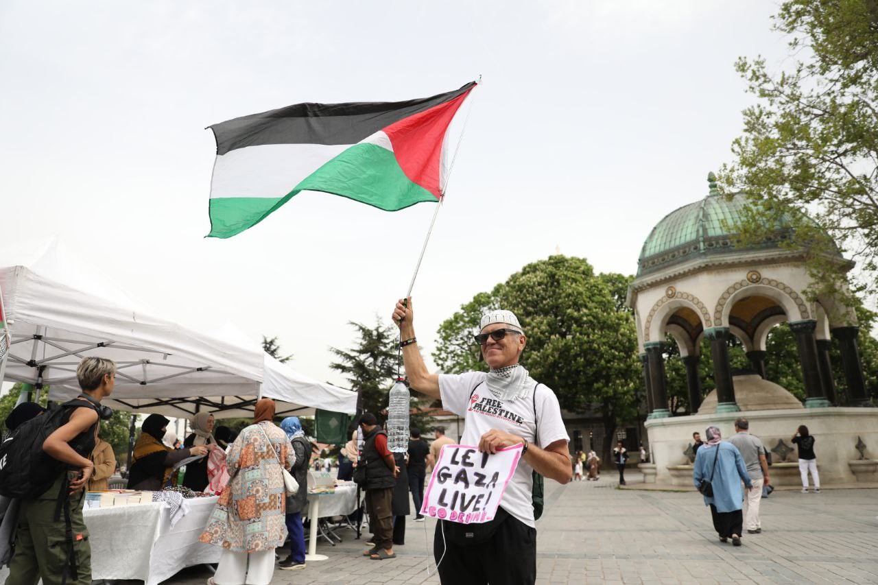 İHH, Sultan Ahmet Meydanı’nda Gazze’deki soykırıma karşı oturma eylemi başlattı