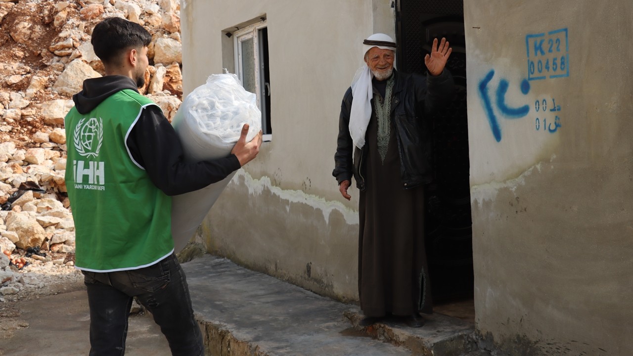 İHH, Suriye’ye 2024 yılında 1.194 tır yardım malzemesi gönderdi