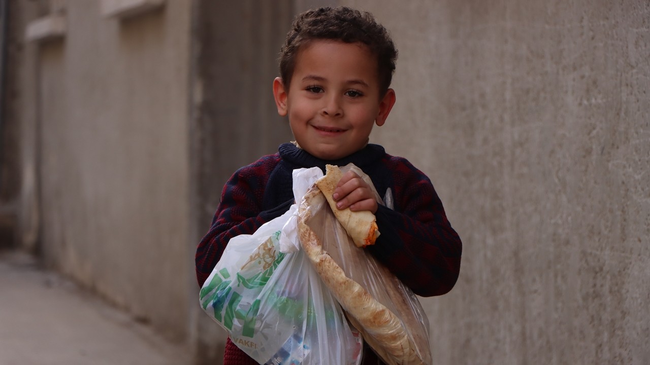 İHH Suriye’ye 60 TIR dolusu insani yardım malzemesi gönderdi