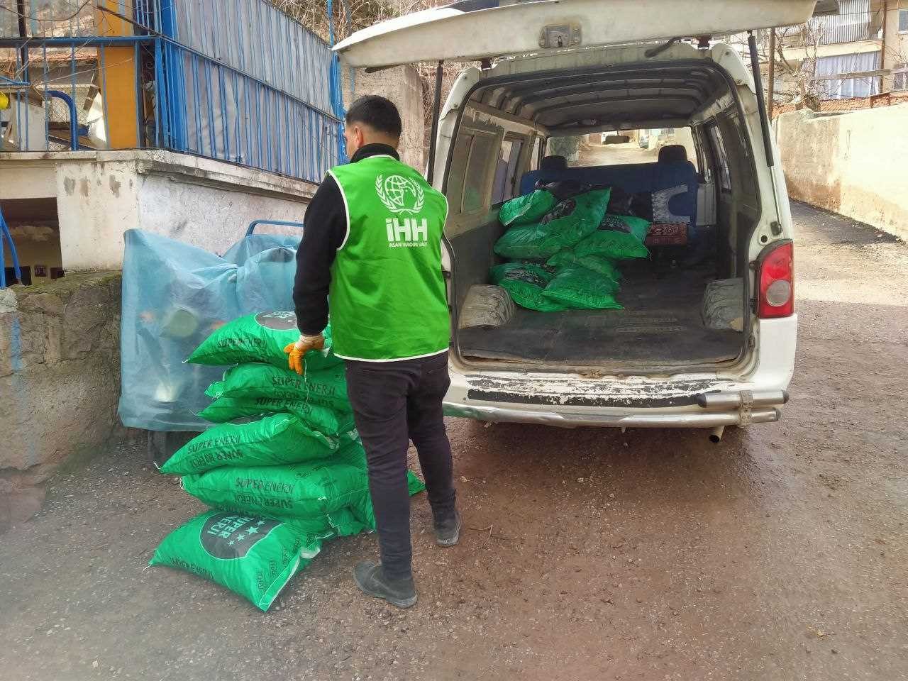 İHH Türkiye'de 4 bin çocuğa bot ve mont dağıttı