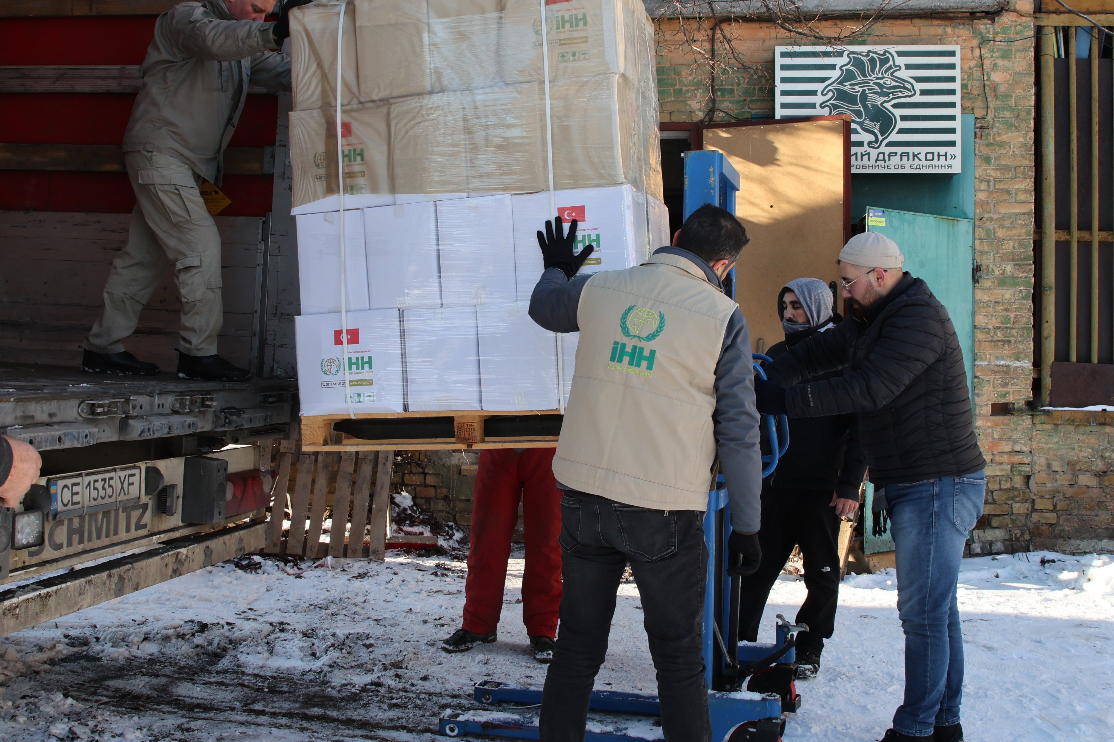 İHH Ukraynalı savaş mağdurlarına gönderdiği 4 tırlık yardımın dağıtımına başladı