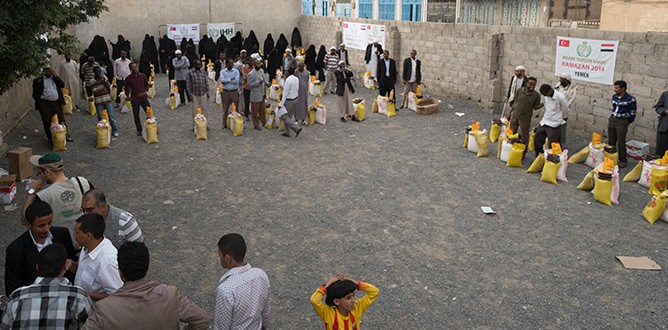 İHH, Yemen’de Ramazan kumanyası dağıttı