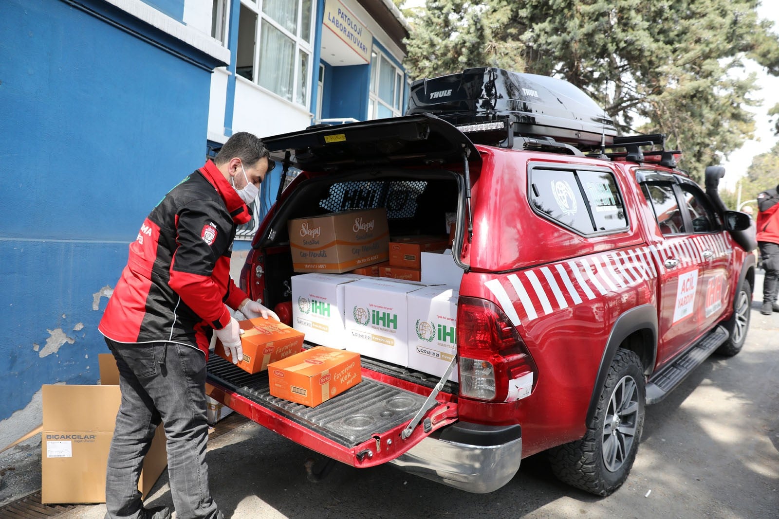 İHH’dan 20 bin sağlıkçıya hediye paketi
