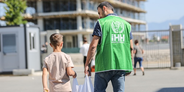 İHH'dan Arnavutluk'ta 900 aileye yardım