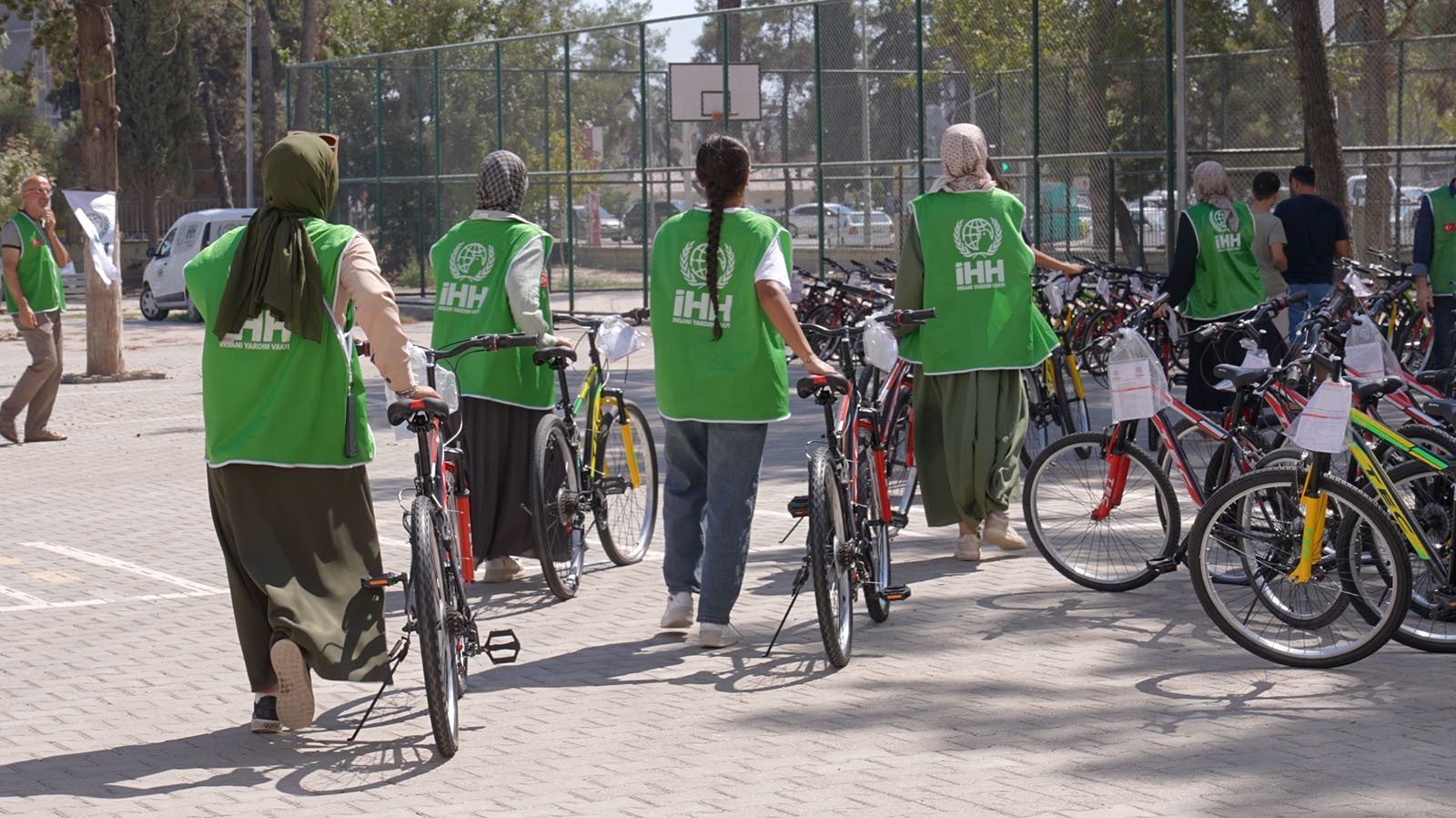 İHH’dan deprem bölgelerinde 1000 çocuğa bisiklet hediyesi