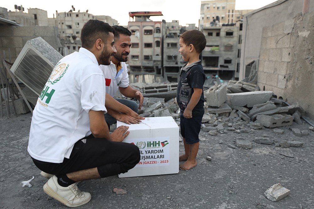 İHH'nin Gazze'deki sivillere sıcak yemek yardımı sürüyor