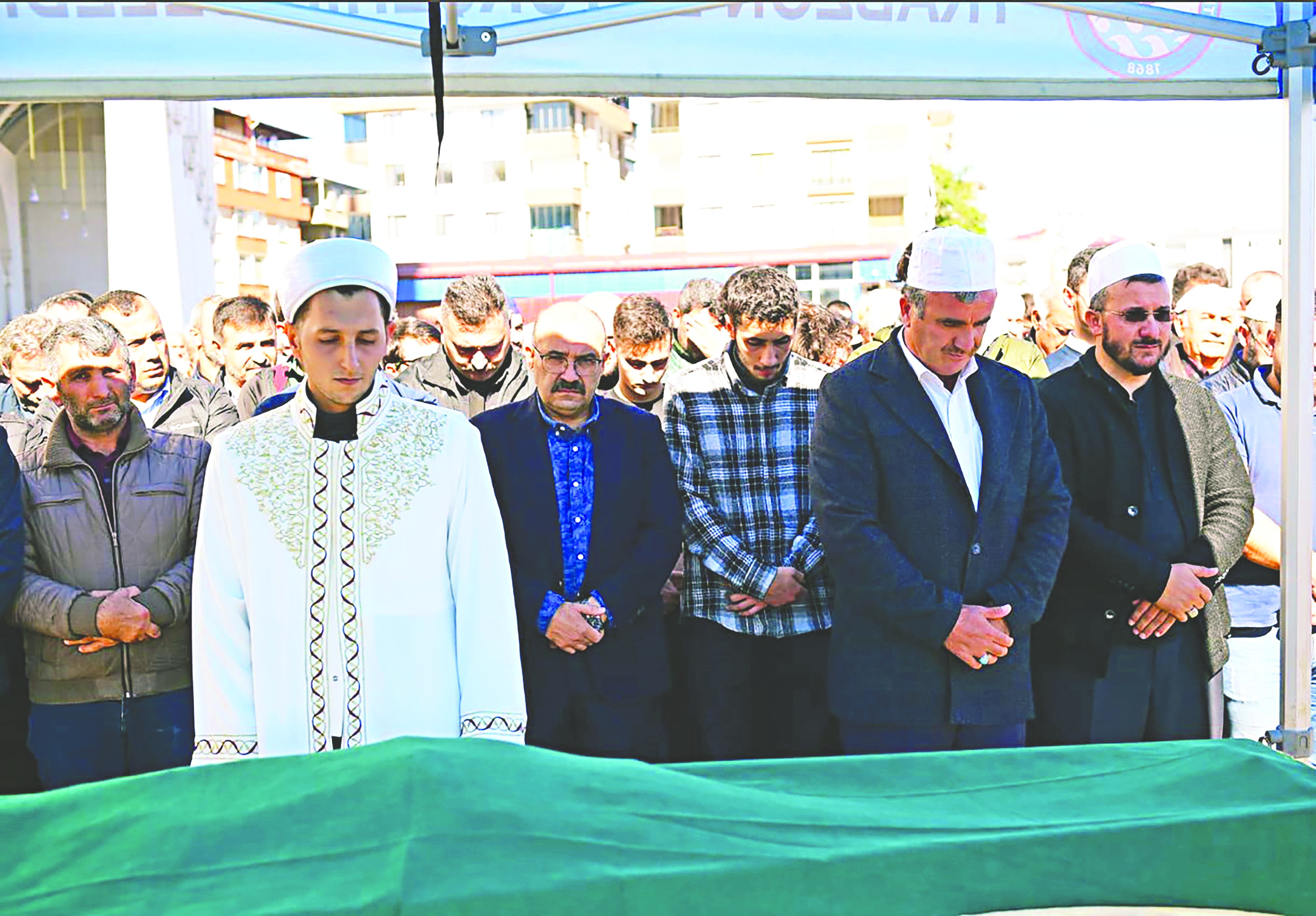 İHL müdürünün cenaze namazını hafız oğlu kıldırdı