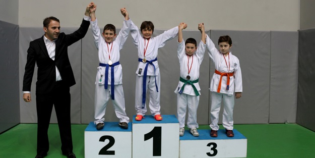 İhlas Koleji karatecilerinden madalya yağmuru