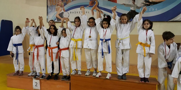 İhlas Koleji minikleri judoda altına doymadı