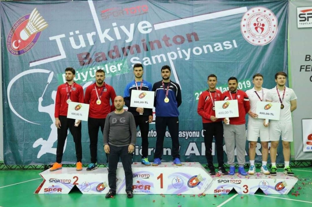 İhlas Koleji öğrencisi badmintonda Türkiye üçüncüsü oldu 