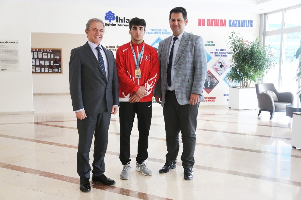 İhlas Koleji’nden Furkan Taş, Zafer Kupası’nda şampiyon oldu 