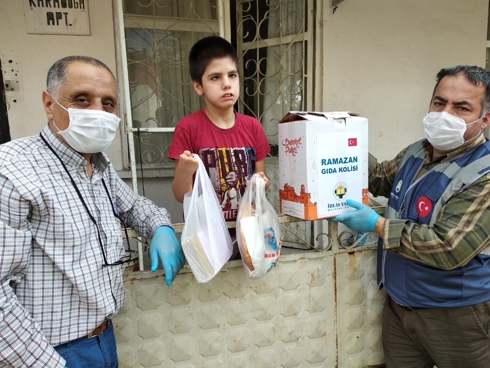 İhlas Vakfı Edremit Temsilciliği hayırseverlerin bağışlarını ihtiyaç sahiplerine ulaştırıyor 