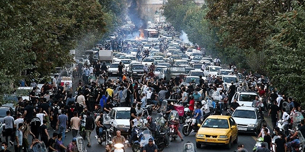 IHR, İran'da yaşamını yitiren gösterici sayısının 476'ya yükseldiğini duyurdu