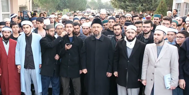 "Ey tescilli kafir, şehrimizi terket!"