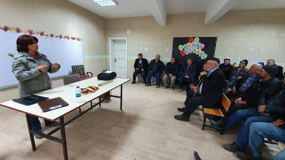 İhsaniye’deki çiftçiler destek konusunda bilgilendirildi 