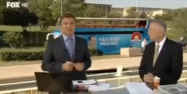 İhsanoğlu canlı yayına giren Erdoğan'ın seçim otobüsüne bakakaldı