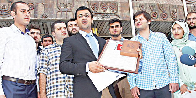 İhsanoğlu’na İstiklal Marşı ve Safahat gönderdiler