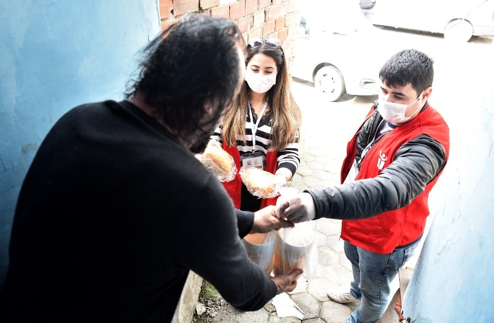 İhtiyaç sahibi 345 haneye yemek servisi sürüyor 