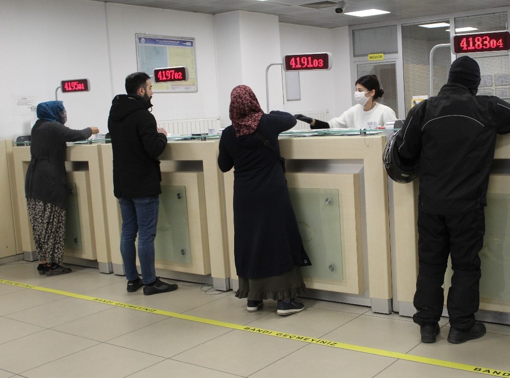 İhtiyaç sahibi ailelere yapılan 1000 TL’lik yardım ödemeleri evlerde yapılacak 