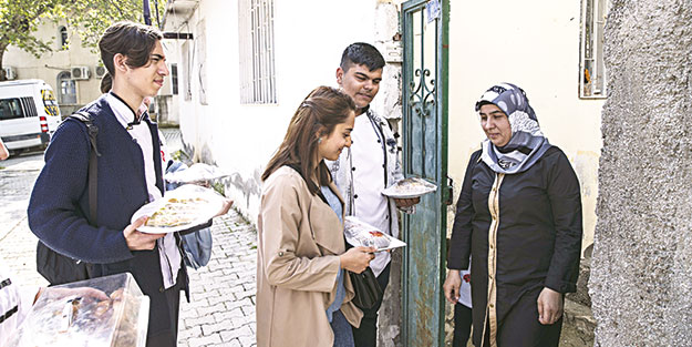 İhtiyaç sahibi ailelerin yemekleri liselilerden