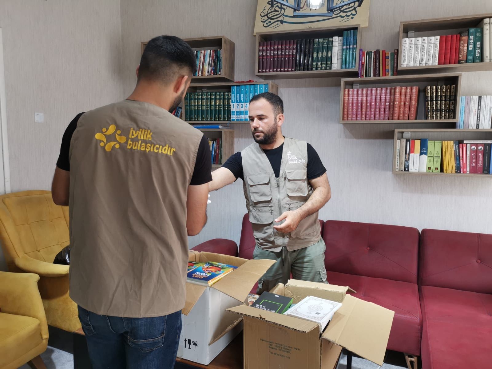 İhtiyaç Sahibi Öğrencilere Eğitim Desteği Veriliyor