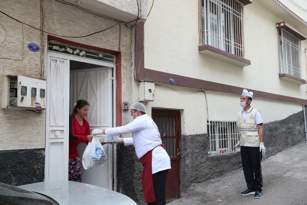 İhtiyaç sahibi vatandaşlara sıcak iftar yemeği 
