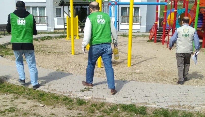 İhtiyaç sahipleri tespit ediliyor adreslerine yardımlar bırakılıyor 