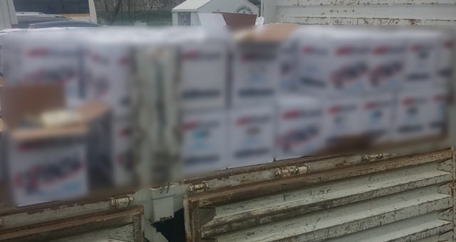 İhtiyaç sahiplerine dağıtılacak kolilere son tüketim tarihi geçmiş ürün yerleştirdiler 
