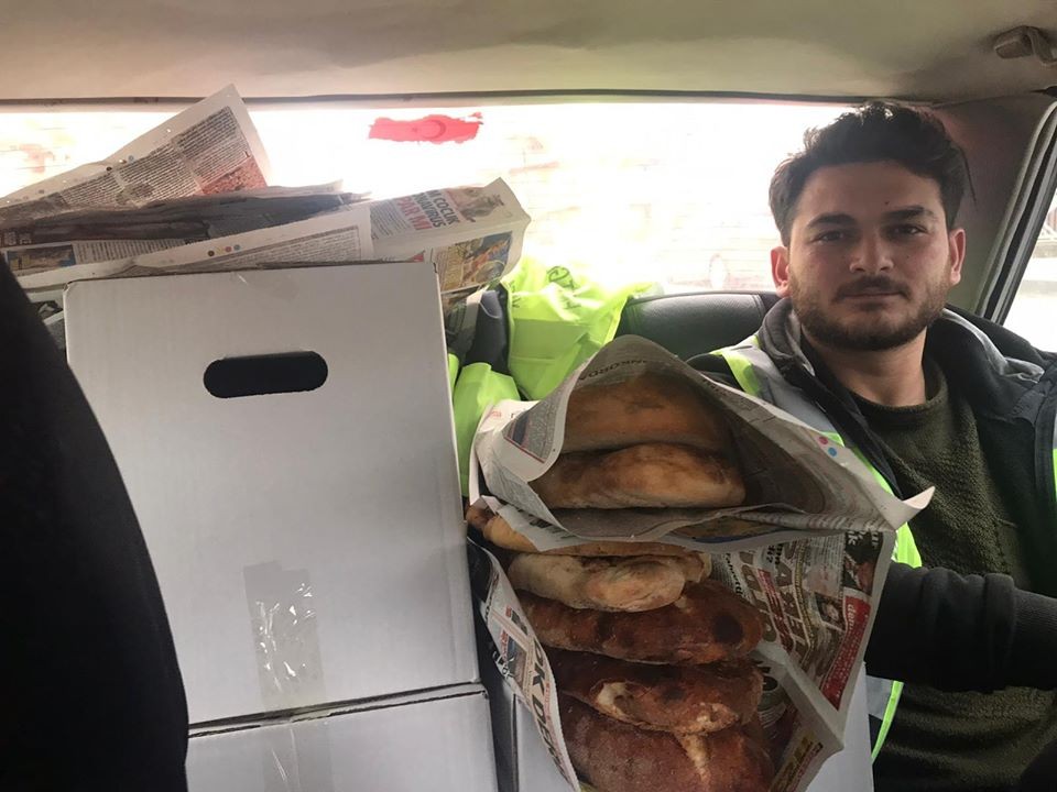 İhtiyaç sahiplerine destek oluyorlar 