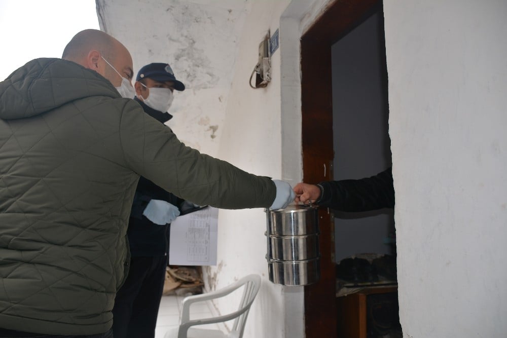 İhtiyaç sahiplerine sıcak yemek verilmeye başlandı 