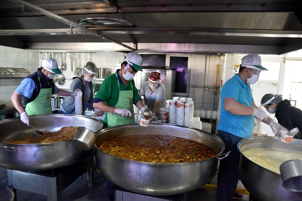 İhtiyaç sahiplerine yemek servisi sürüyor 