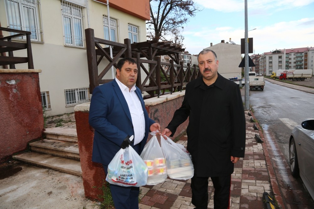 İhtiyaç sahiplerinin yemeği evlerine götürülüyor 