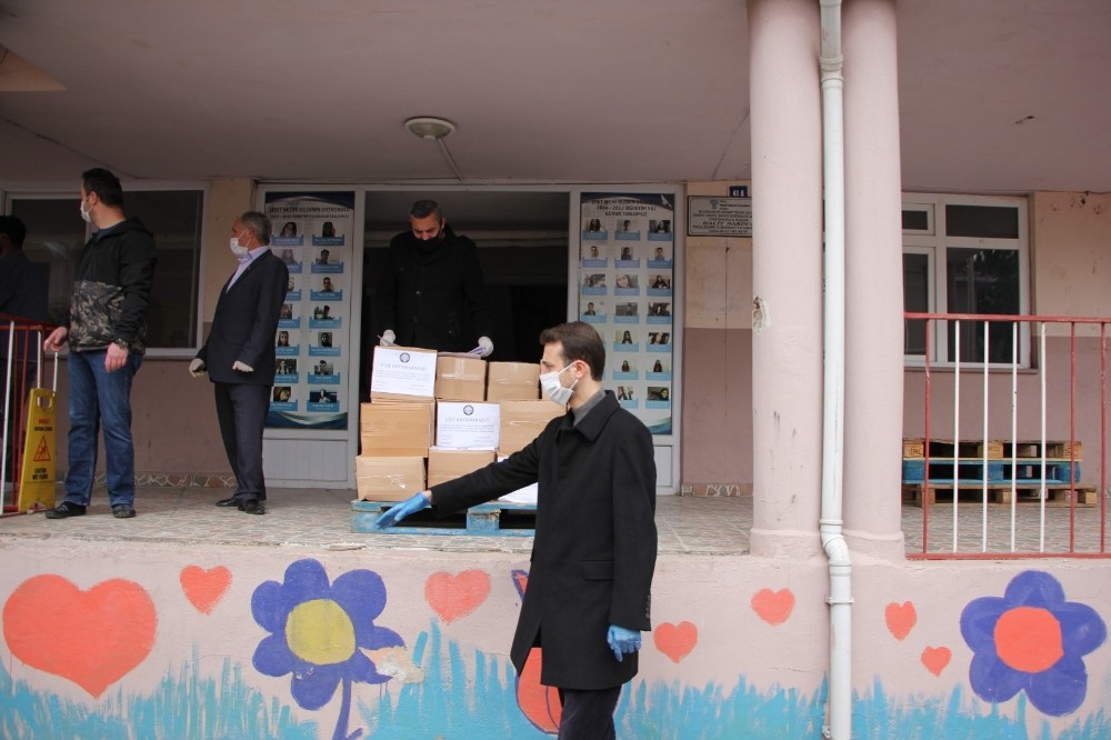İhtiyaçlı ailelere 5 bin yardım kolisi ile 320 kilogram kıyma yardımı 