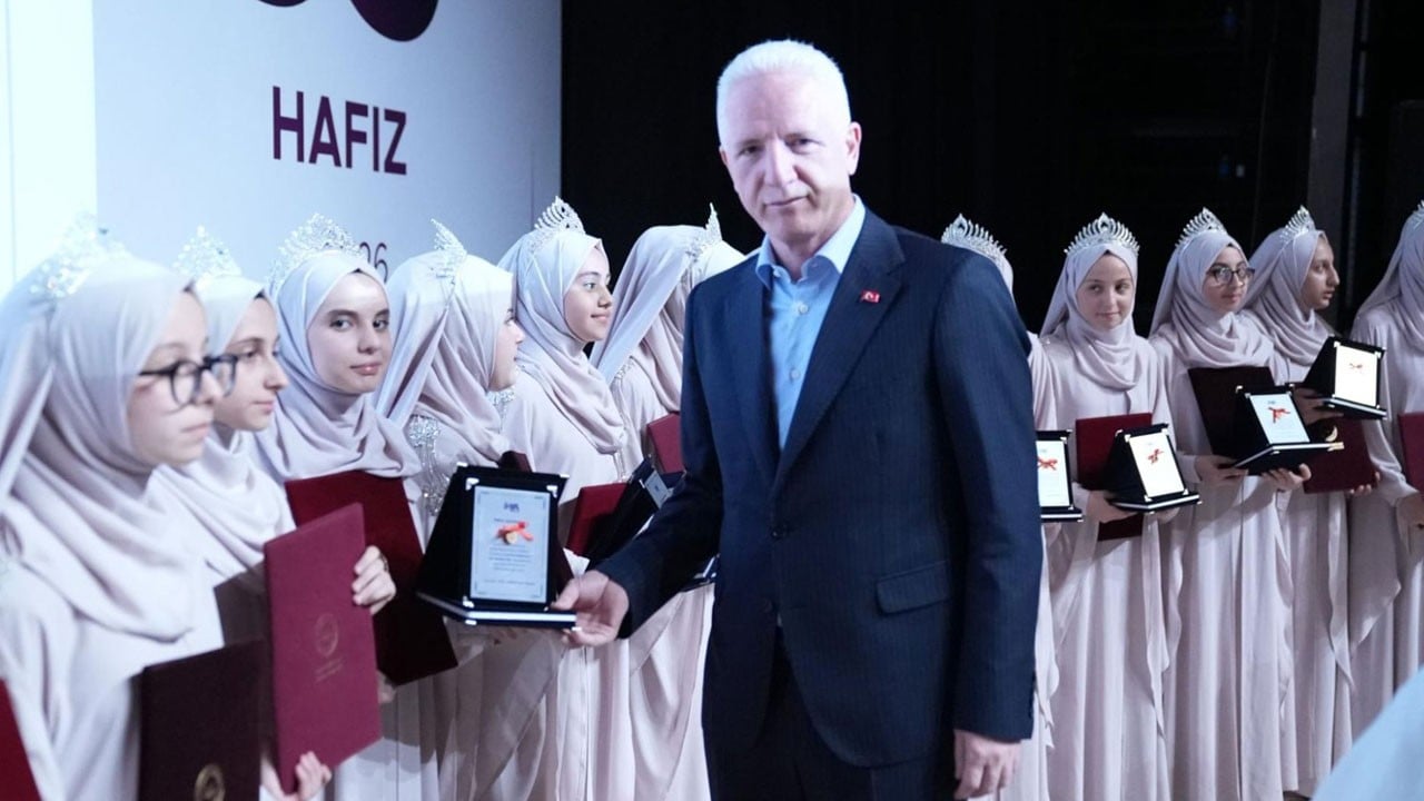 İhya Vakfı’ndan icazet merasimi! Tac giyen 33 hafıza umre müjdesi