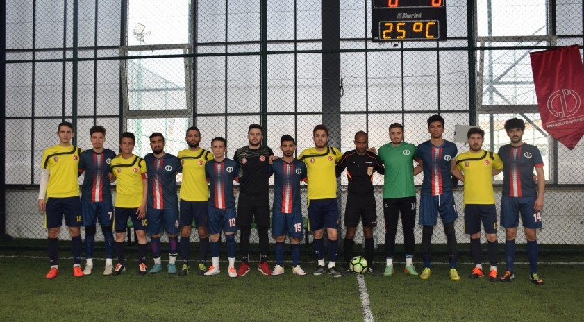 İİBF halı saha turnuvasına galibiyetle başladı 