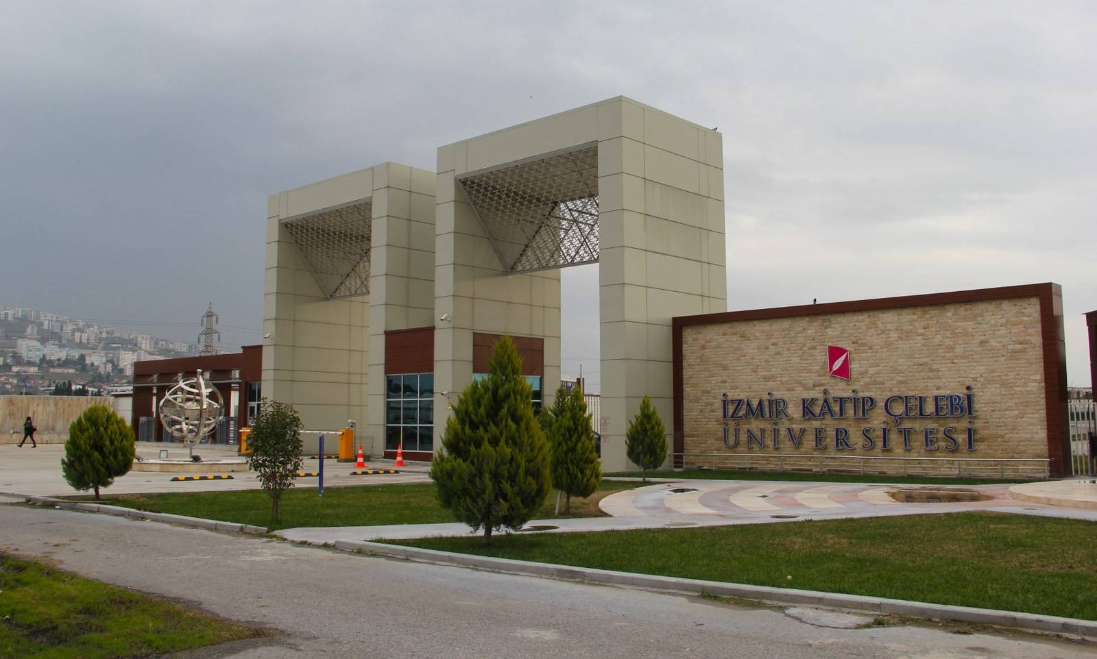 İKÇÜ öğretim üyeleri alıyor
