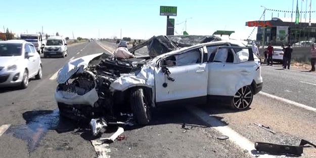 İki araç birbirine girdi: Yaralılar var