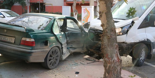 İki araç birbirine girdi: Yaralılar var