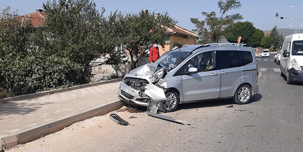 İki araç çarpıştı: 4 yaralı