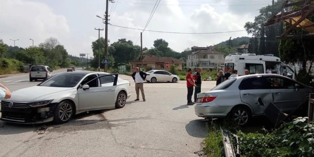 İki araç çarpıştı: Yaralılar var