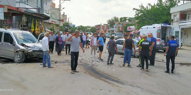 İki araç kafa kafaya birbirine girdi