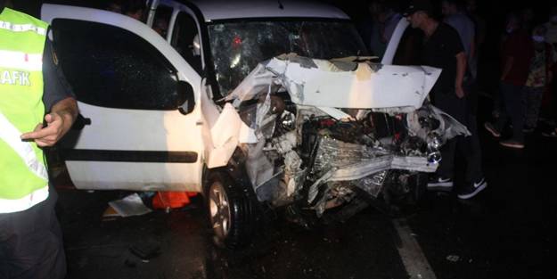 İki araç kafa kafaya çarpıştı: 1'i ağır 7 yaralı