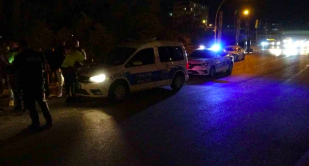 İki aracın karıştığı kazada ortalık savaş alanına döndü: Yaralılar var