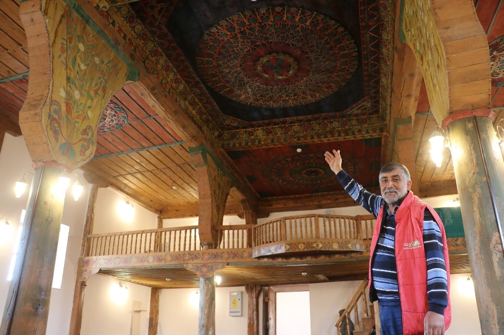İki asırlık cami rengarenk ahşap işlemeleri ile dikkat çekiyor 