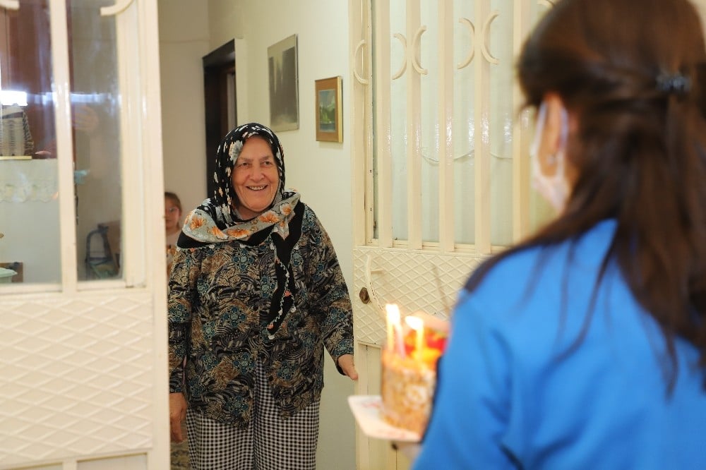 İki aydır evinden çıkamayan 65 yaşüstü Gülter teyzeye doğum günü sürprizi 