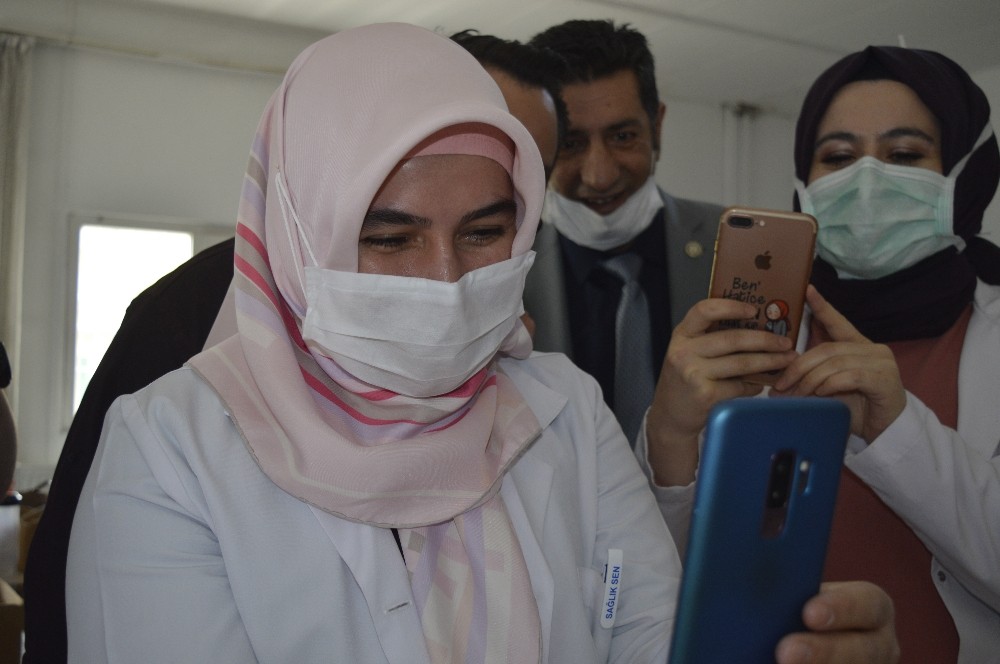 İki aydır yanına gidemediği oğlunun doğum gününü sağlık ocağında kutladı 