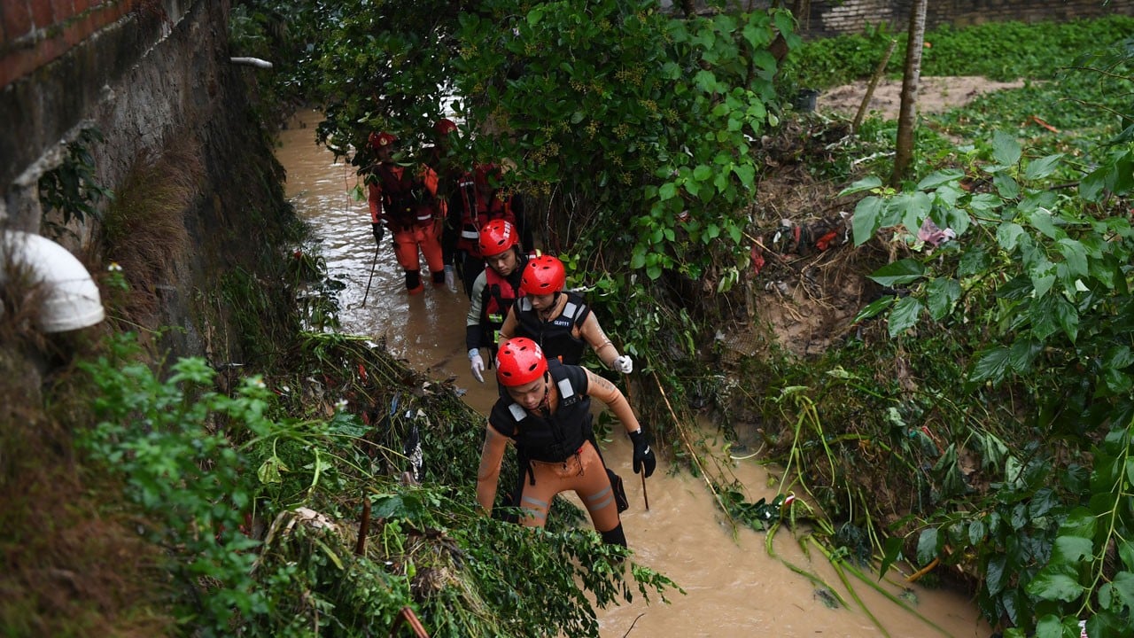 İki ayrı heyelan! Çok sayıda kişi mahsur kaldı